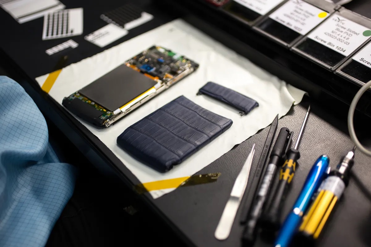 صفر تا 100 خدمات تعمیر ورتو، تعویض چرم ، پولیش و تعویض جواهرات انواع vertu